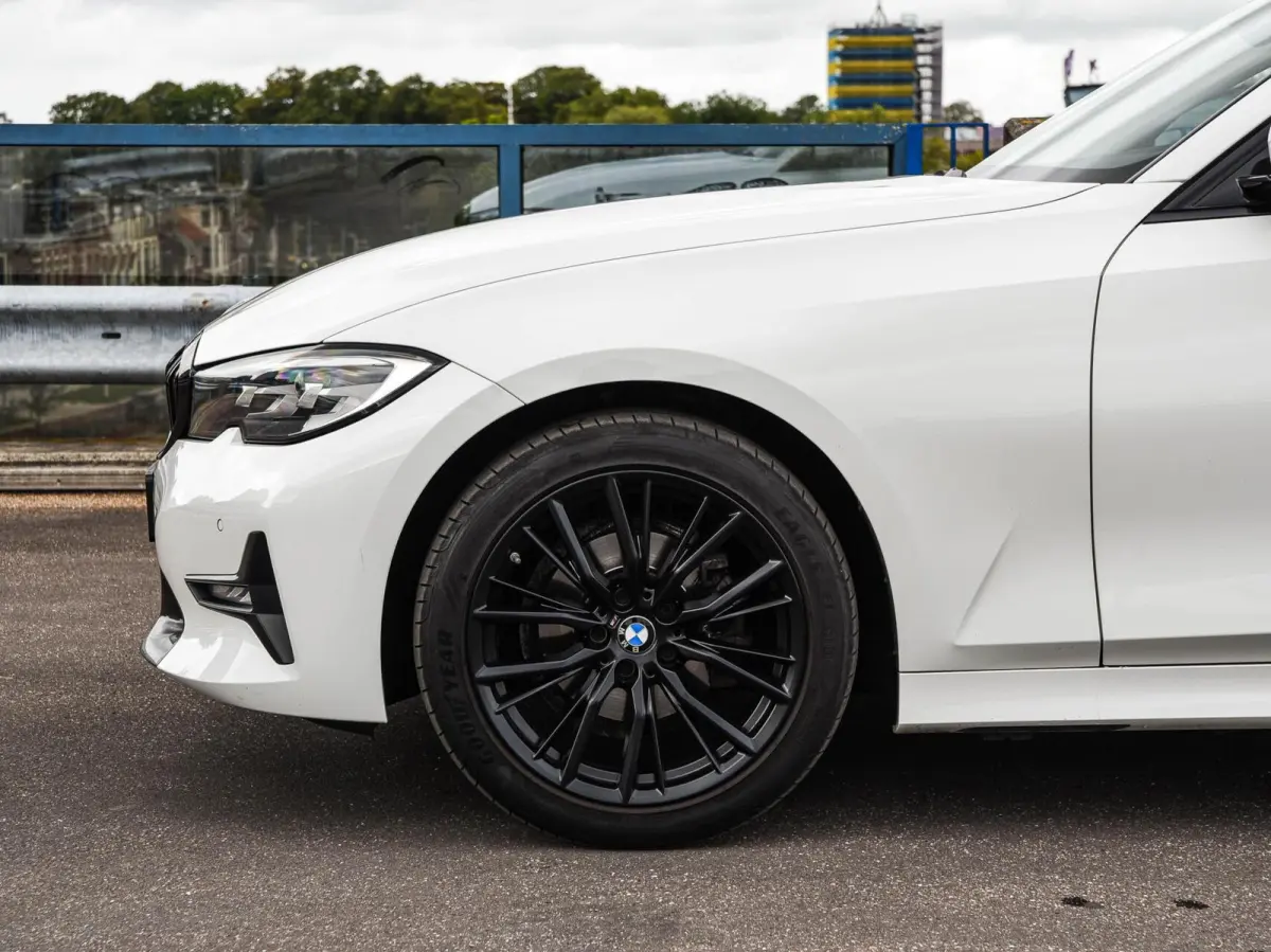 318d High Executive Shadow Edition | Sport Line | LED | Ambient Light | Navigatie | Trekhaak | 18"