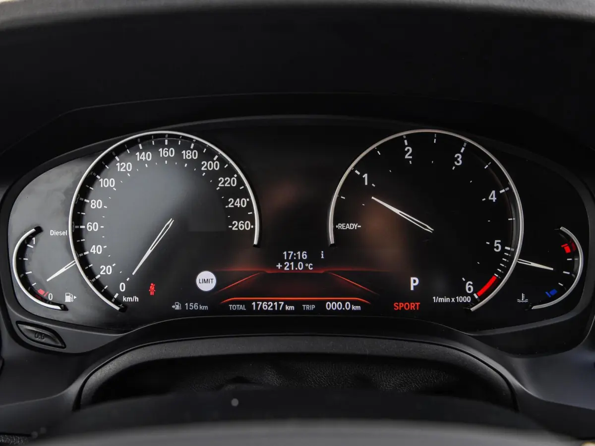 318d High Executive Shadow Edition | Sport Line | LED | Ambient Light | Navigatie | Trekhaak | 18"