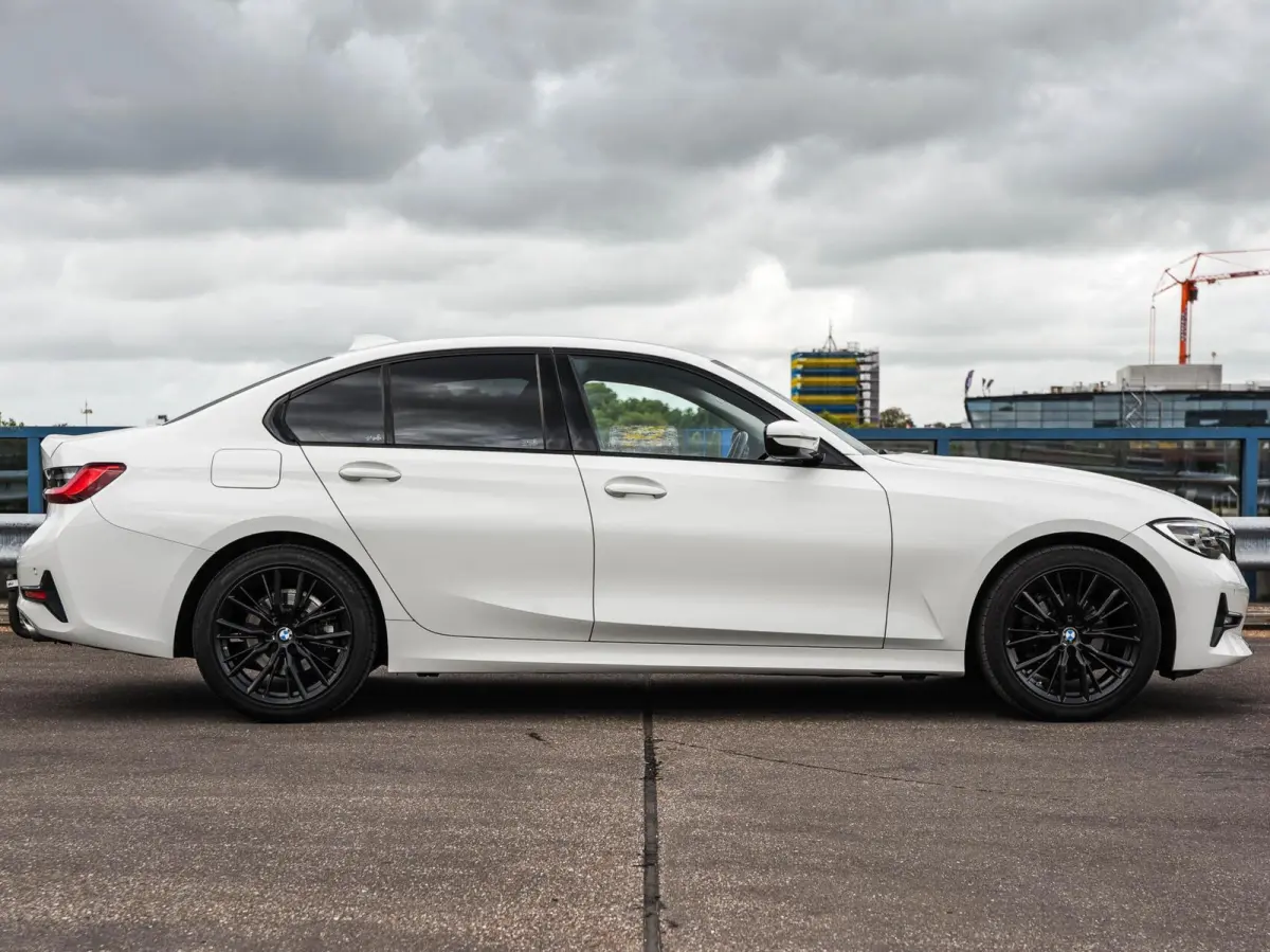 318d High Executive Shadow Edition | Sport Line | LED | Ambient Light | Navigatie | Trekhaak | 18"