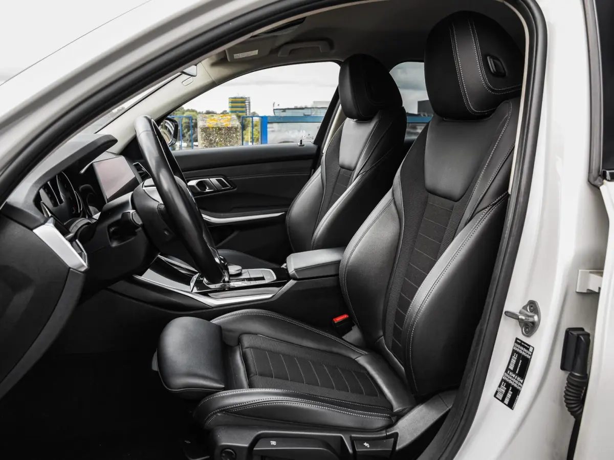 318d High Executive Shadow Edition | Sport Line | LED | Ambient Light | Navigatie | Trekhaak | 18"