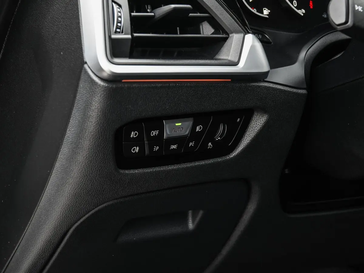 318d High Executive Shadow Edition | Sport Line | LED | Ambient Light | Navigatie | Trekhaak | 18"