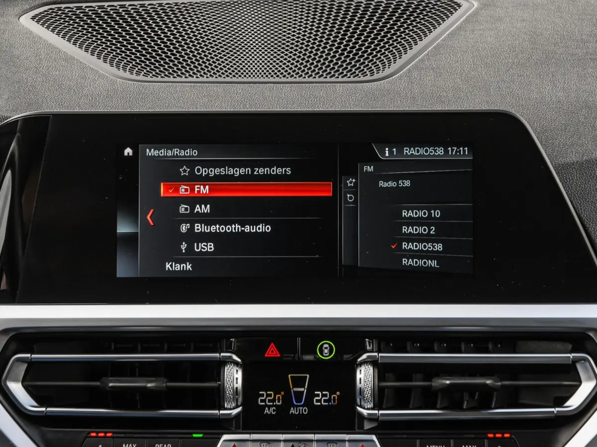 318d High Executive Shadow Edition | Sport Line | LED | Ambient Light | Navigatie | Trekhaak | 18"
