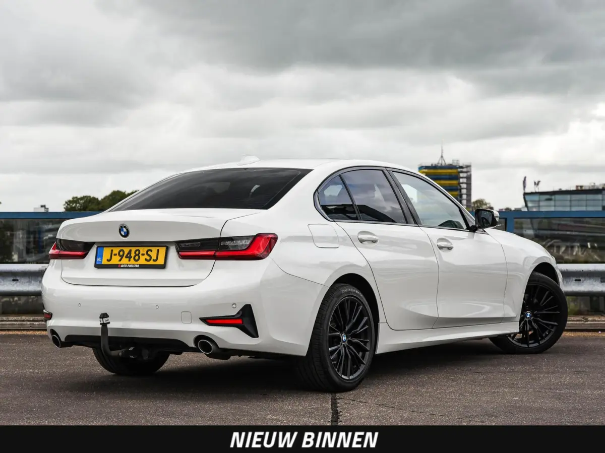 318d High Executive Shadow Edition | Sport Line | LED | Ambient Light | Navigatie | Trekhaak | 18"