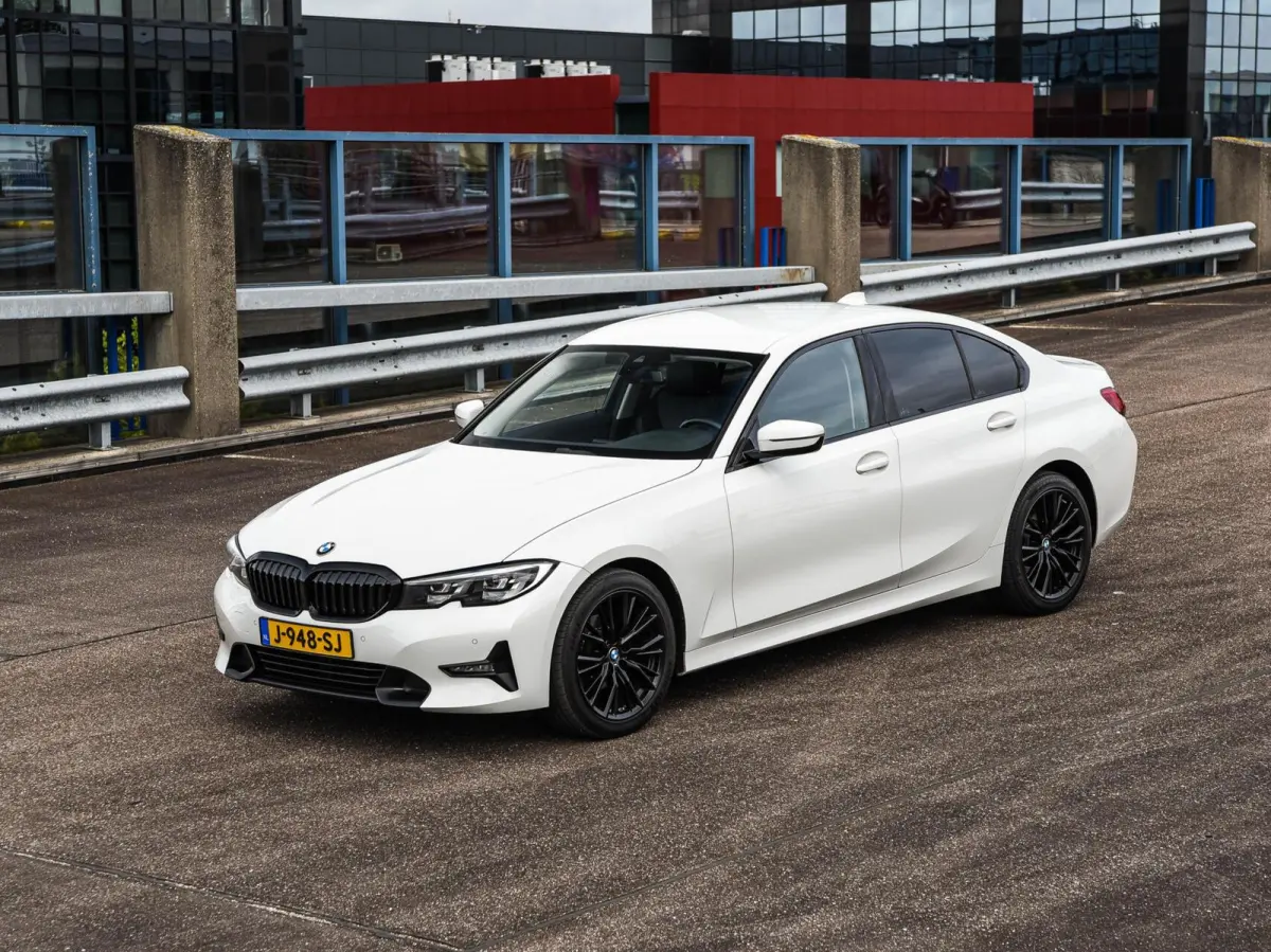 318d High Executive Shadow Edition | Sport Line | LED | Ambient Light | Navigatie | Trekhaak | 18"