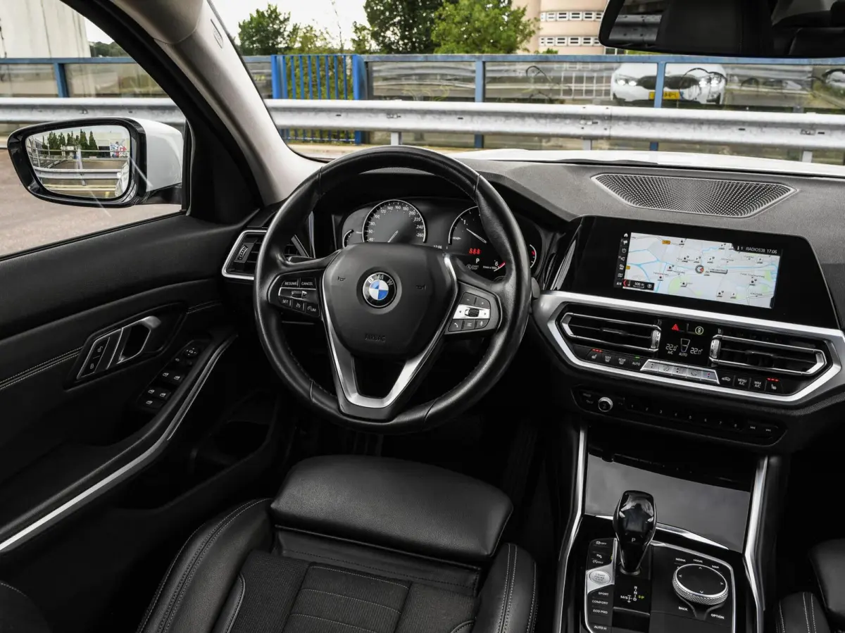 318d High Executive Shadow Edition | Sport Line | LED | Ambient Light | Navigatie | Trekhaak | 18"