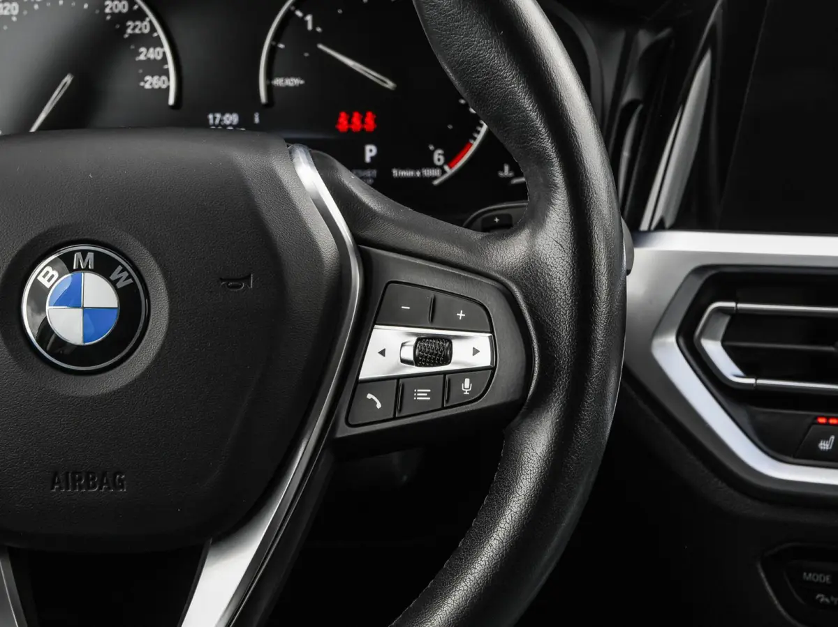318d High Executive Shadow Edition | Sport Line | LED | Ambient Light | Navigatie | Trekhaak | 18"