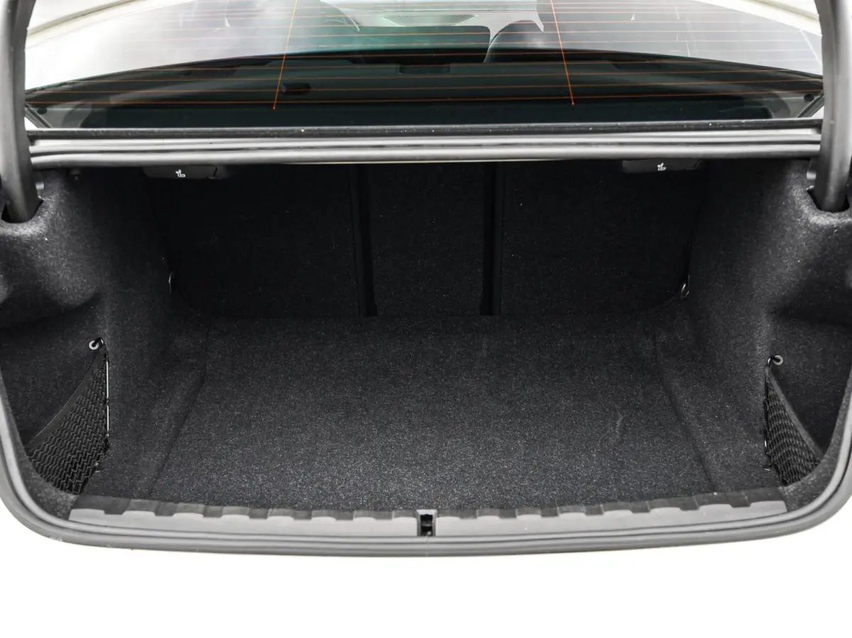 318d High Executive Shadow Edition | Sport Line | LED | Ambient Light | Navigatie | Trekhaak | 18"