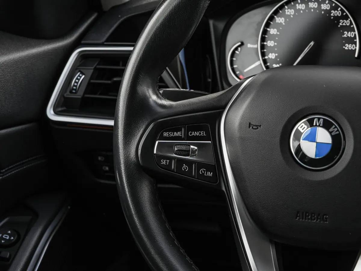 318d High Executive Shadow Edition | Sport Line | LED | Ambient Light | Navigatie | Trekhaak | 18"