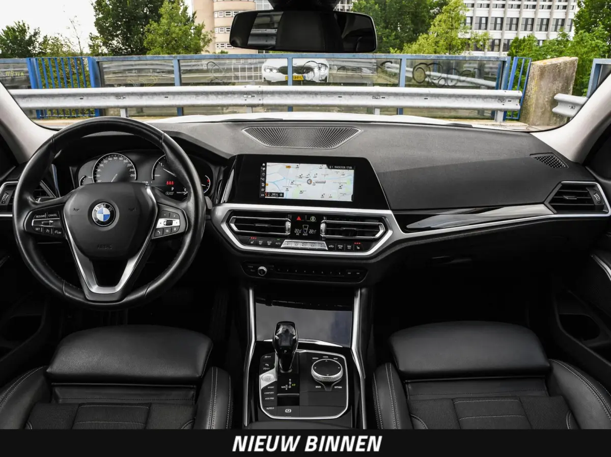 318d High Executive Shadow Edition | Sport Line | LED | Ambient Light | Navigatie | Trekhaak | 18"