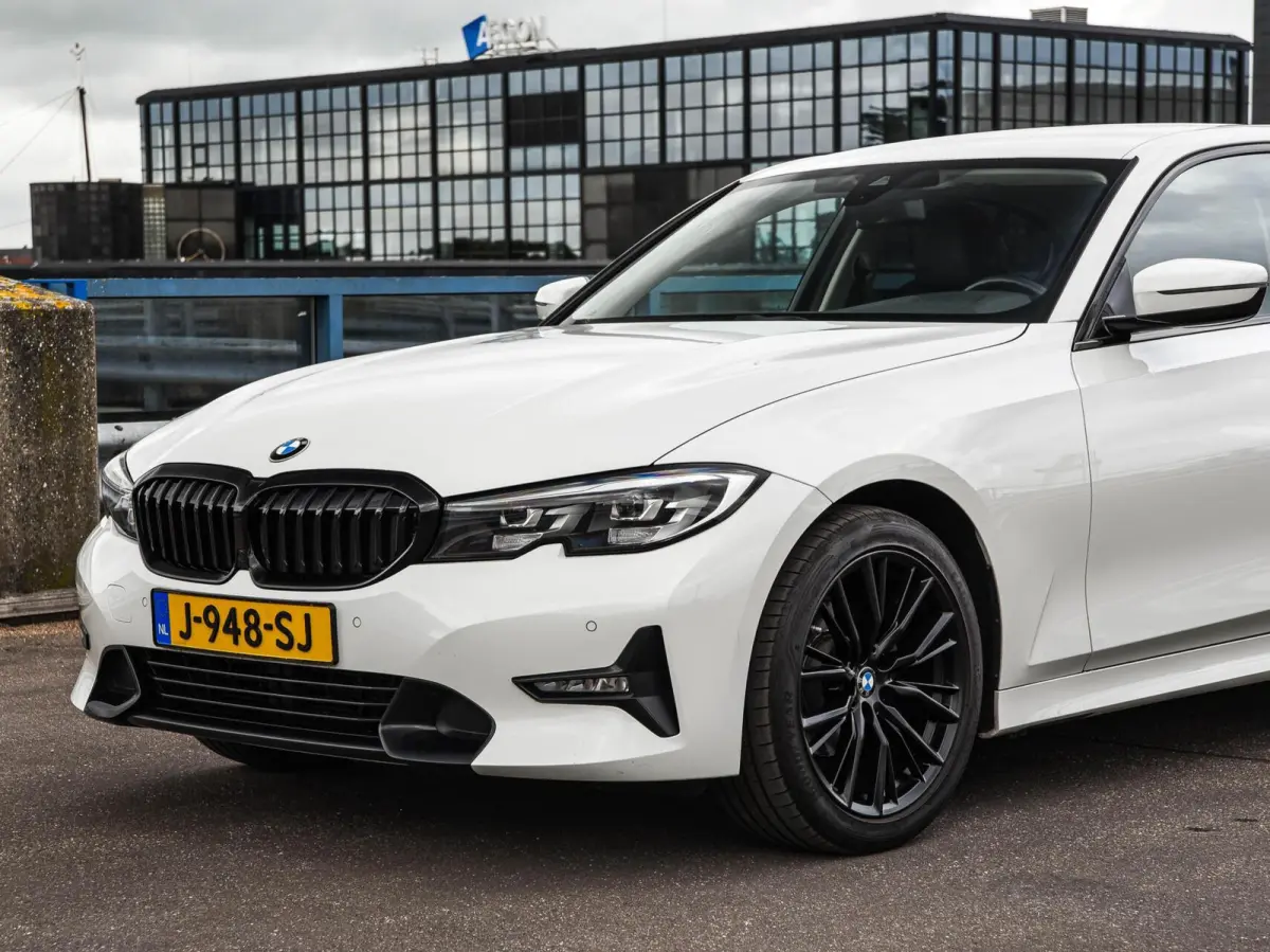 318d High Executive Shadow Edition | Sport Line | LED | Ambient Light | Navigatie | Trekhaak | 18"