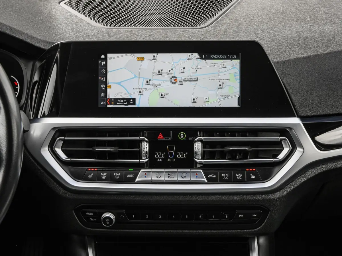 318d High Executive Shadow Edition | Sport Line | LED | Ambient Light | Navigatie | Trekhaak | 18"