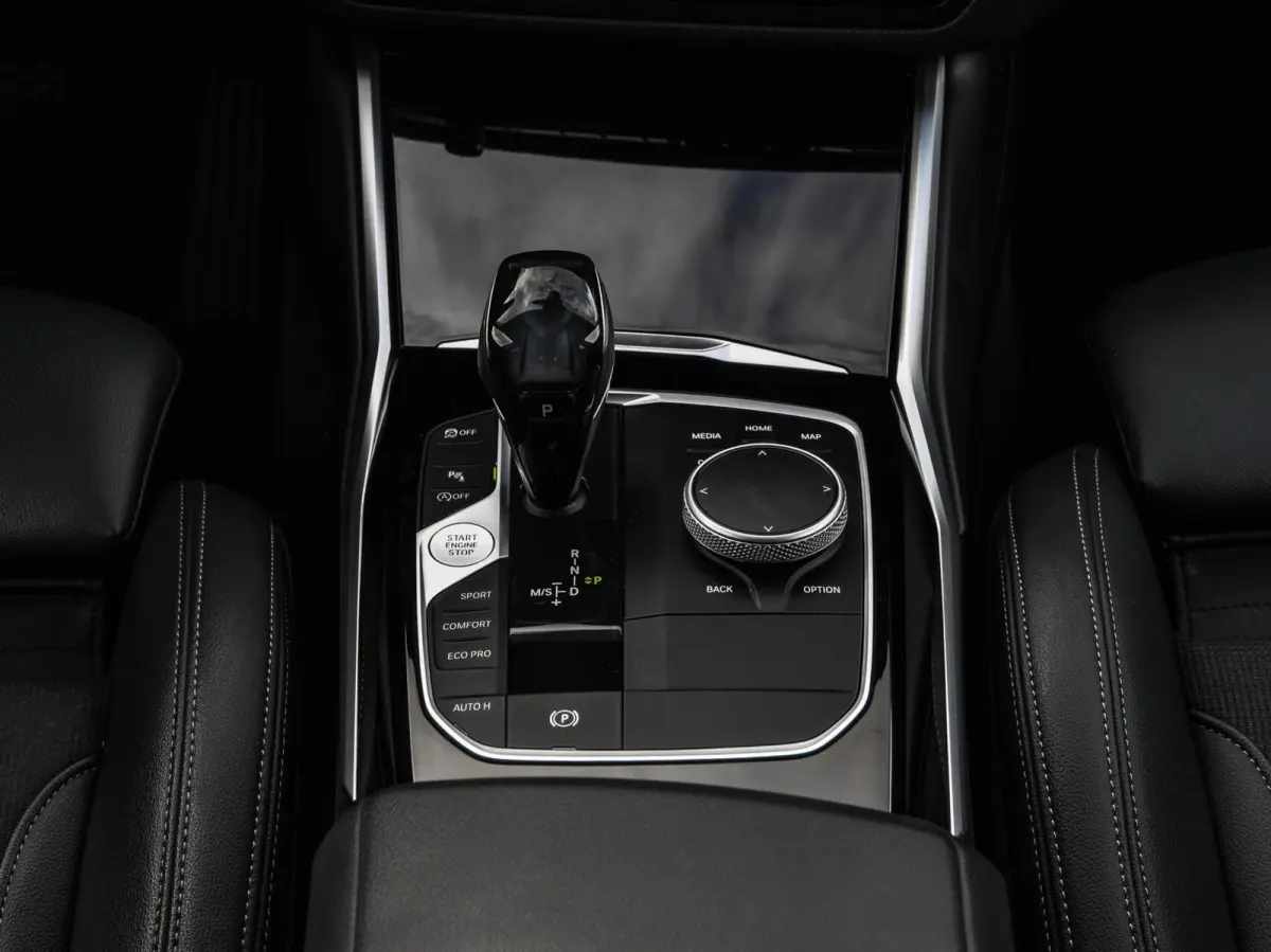 318d High Executive Shadow Edition | Sport Line | LED | Ambient Light | Navigatie | Trekhaak | 18"
