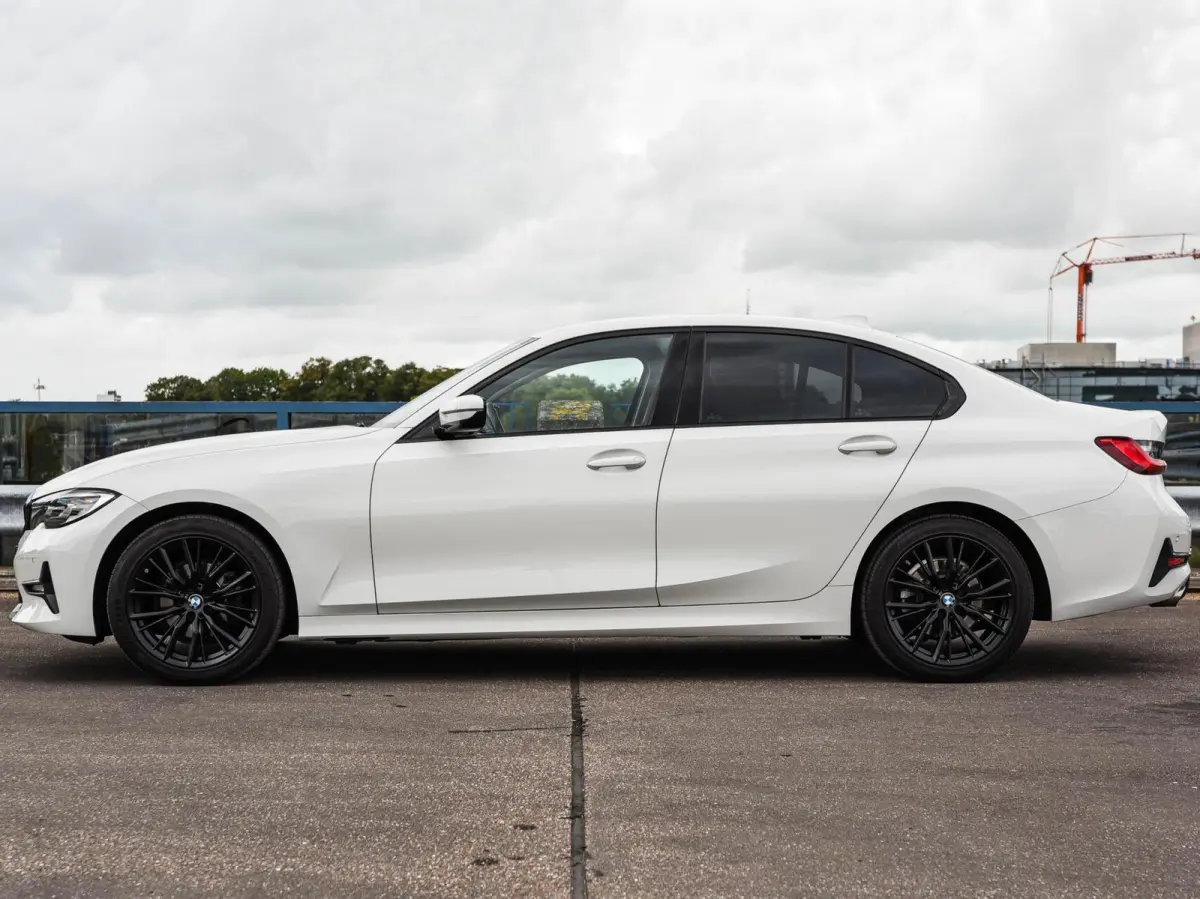 318d High Executive Shadow Edition | Sport Line | LED | Ambient Light | Navigatie | Trekhaak | 18"