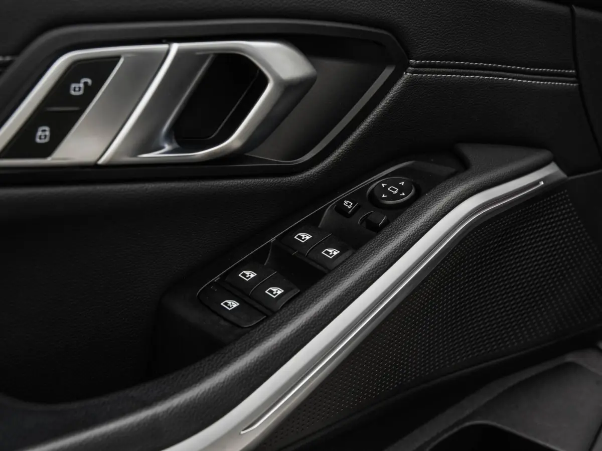 318d High Executive Shadow Edition | Sport Line | LED | Ambient Light | Navigatie | Trekhaak | 18"