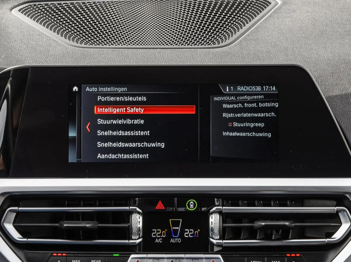 318d High Executive Shadow Edition | Sport Line | LED | Ambient Light | Navigatie | Trekhaak | 18"