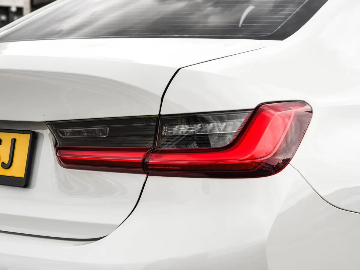 318d High Executive Shadow Edition | Sport Line | LED | Ambient Light | Navigatie | Trekhaak | 18"