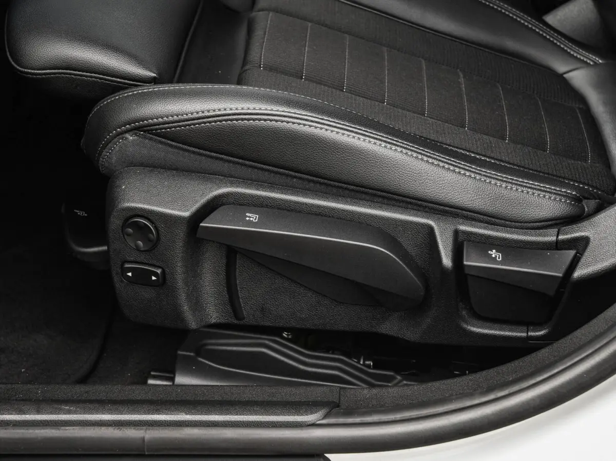 318d High Executive Shadow Edition | Sport Line | LED | Ambient Light | Navigatie | Trekhaak | 18"