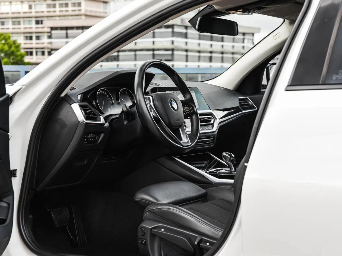 318d High Executive Shadow Edition | Sport Line | LED | Ambient Light | Navigatie | Trekhaak | 18"