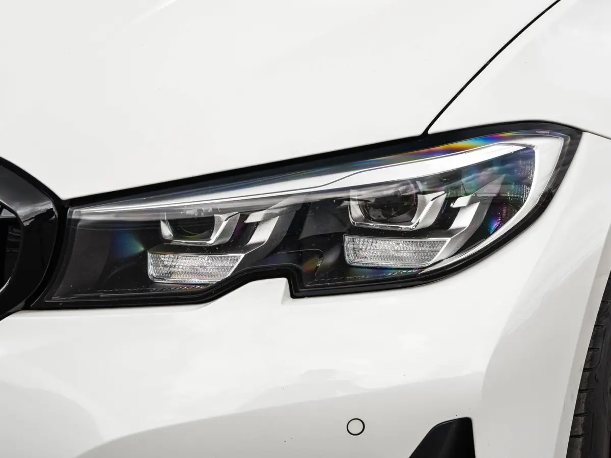 318d High Executive Shadow Edition | Sport Line | LED | Ambient Light | Navigatie | Trekhaak | 18"