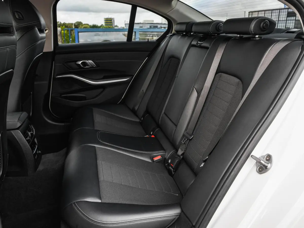 318d High Executive Shadow Edition | Sport Line | LED | Ambient Light | Navigatie | Trekhaak | 18"