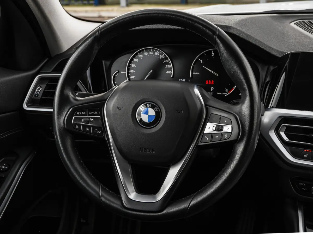 318d High Executive Shadow Edition | Sport Line | LED | Ambient Light | Navigatie | Trekhaak | 18"