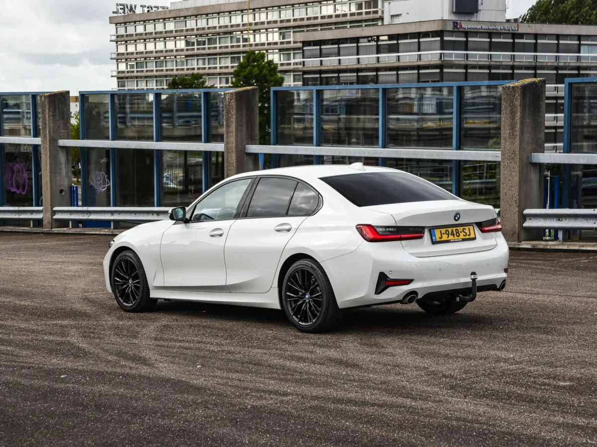 318d High Executive Shadow Edition | Sport Line | LED | Ambient Light | Navigatie | Trekhaak | 18"