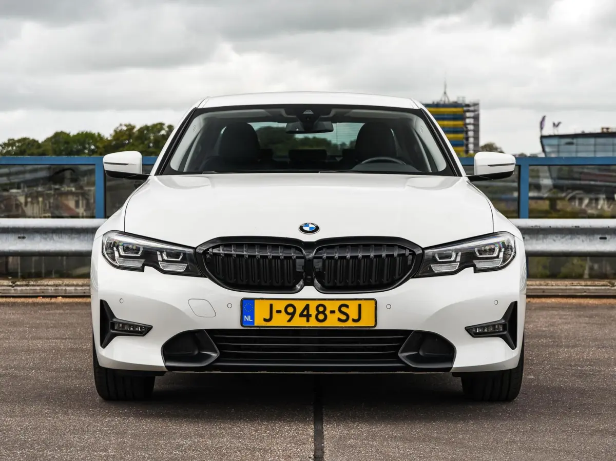 318d High Executive Shadow Edition | Sport Line | LED | Ambient Light | Navigatie | Trekhaak | 18"