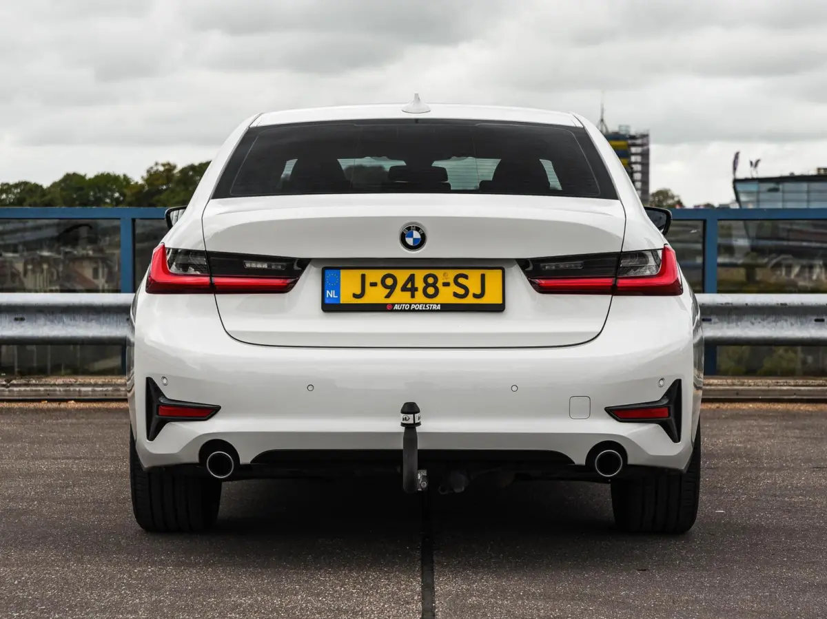 318d High Executive Shadow Edition | Sport Line | LED | Ambient Light | Navigatie | Trekhaak | 18"
