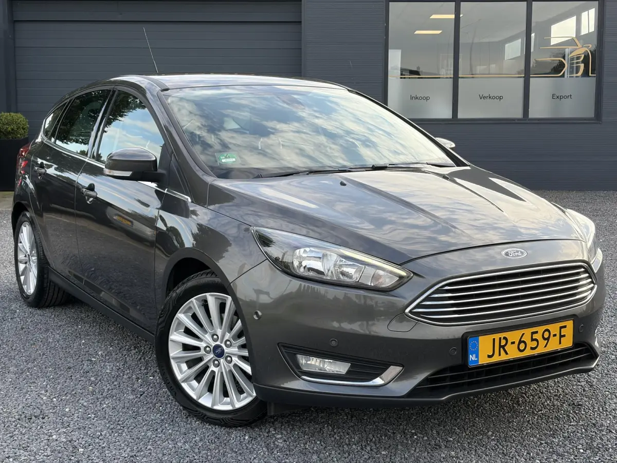 1.0 Titanium ✓125pk✓2e Eigenaar✓Navi✓Trekhaak✓6 Bak✓Clima✓Cruise✓Pdc V+A✓Net Beurt gehad✓17''Lm velgen✓N.A.P✓N.A.P✓Apk tot 09-2027