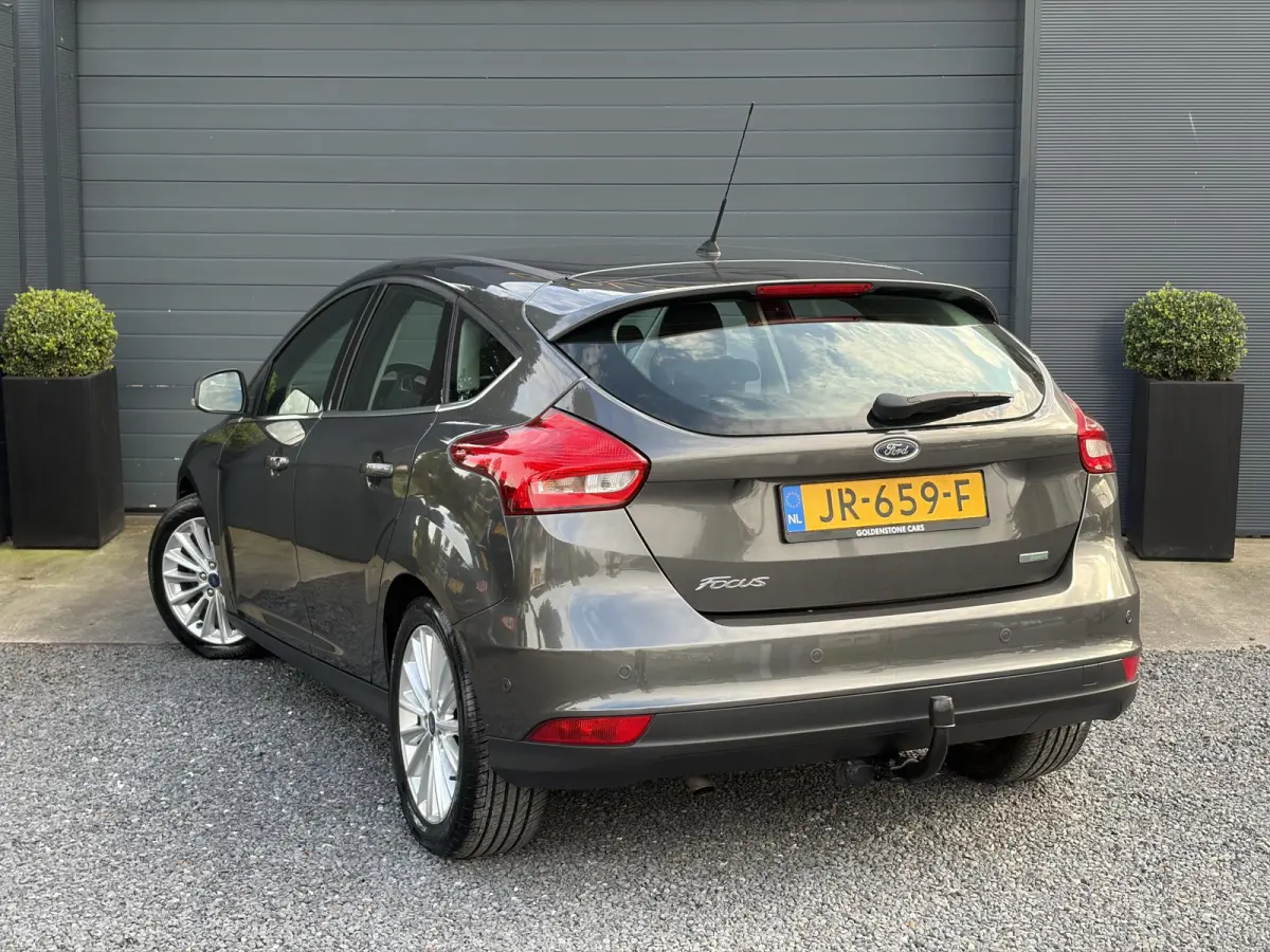 1.0 Titanium ✓125pk✓2e Eigenaar✓Navi✓Trekhaak✓6 Bak✓Clima✓Cruise✓Pdc V+A✓Net Beurt gehad✓17''Lm velgen✓N.A.P✓N.A.P✓Apk tot 09-2027