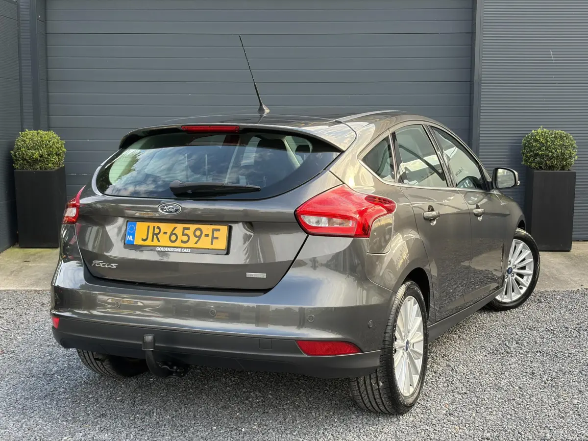 1.0 Titanium ✓125pk✓2e Eigenaar✓Navi✓Trekhaak✓6 Bak✓Clima✓Cruise✓Pdc V+A✓Net Beurt gehad✓17''Lm velgen✓N.A.P✓N.A.P✓Apk tot 09-2027