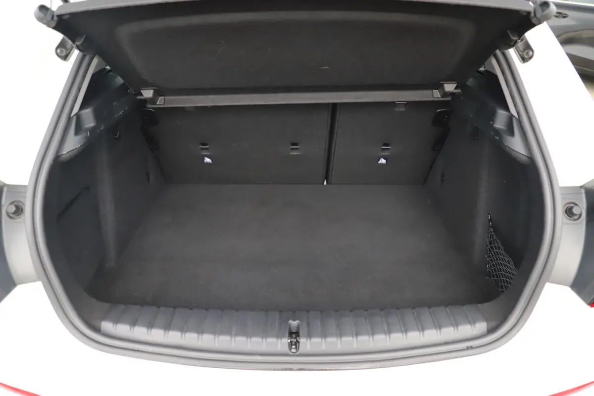 116i Lesauto ! Sportstoelen Navigatie LED Carplay Android Parkeersensoren Climate Cruise Control LMV