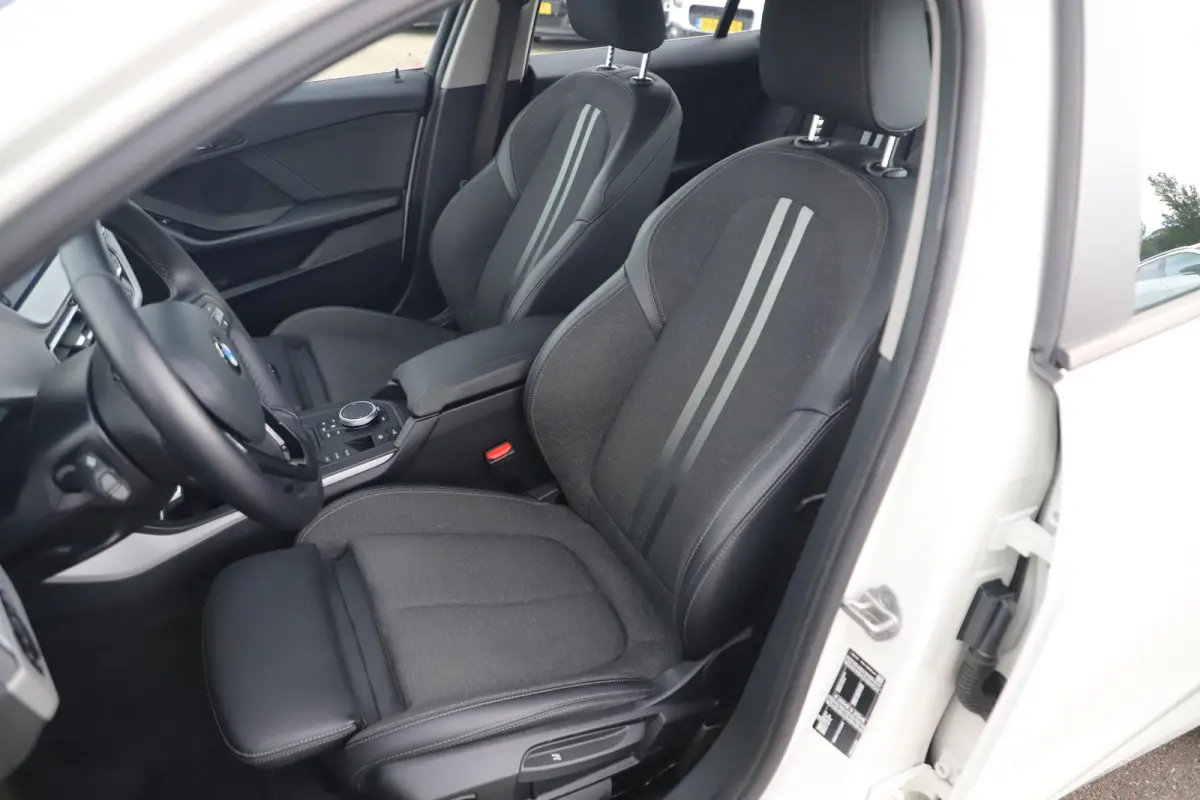 116i Lesauto ! Sportstoelen Navigatie LED Carplay Android Parkeersensoren Climate Cruise Control LMV