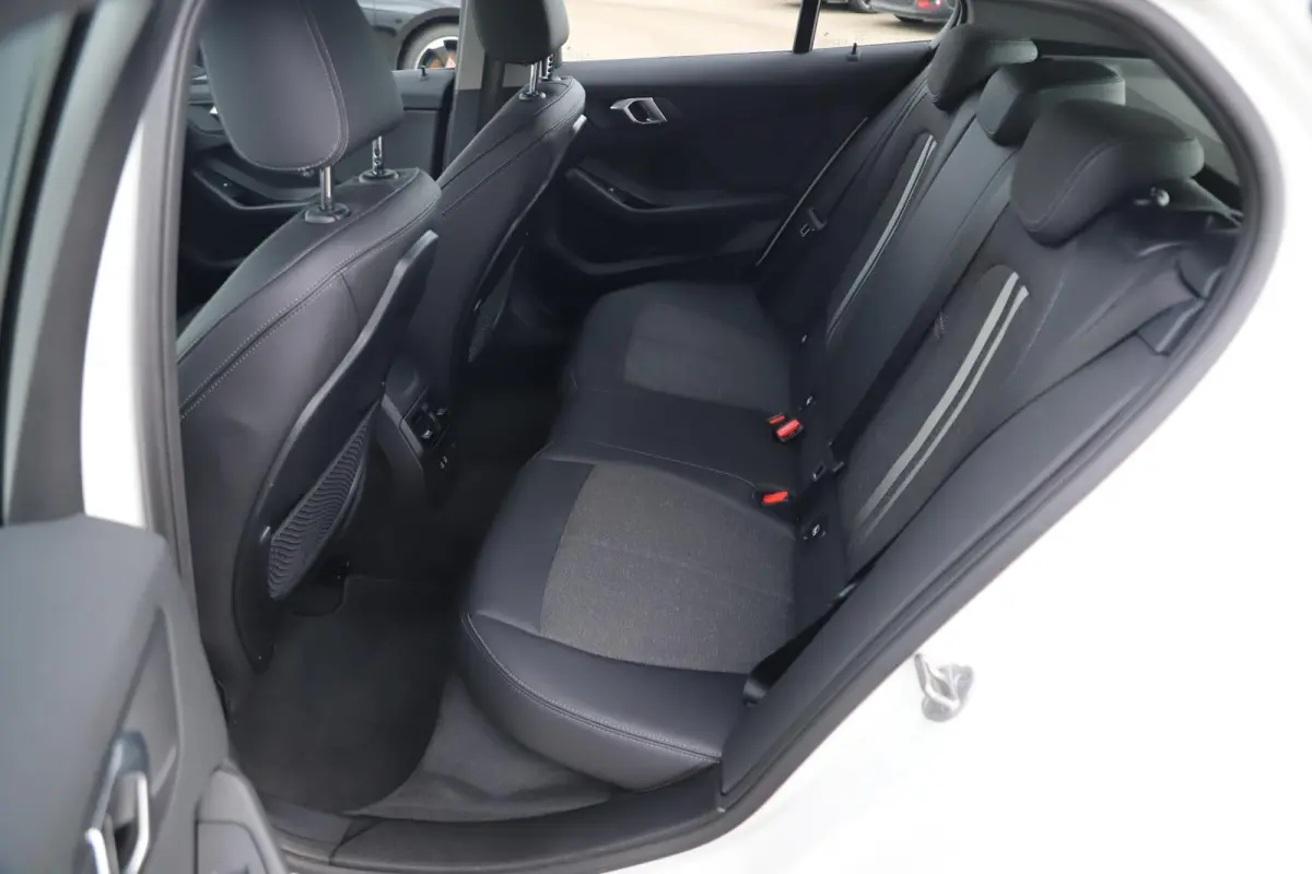 116i Lesauto ! Sportstoelen Navigatie LED Carplay Android Parkeersensoren Climate Cruise Control LMV