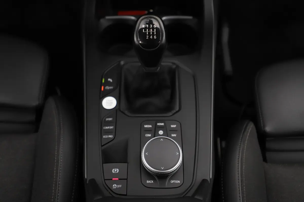 116i Lesauto ! Sportstoelen Navigatie LED Carplay Android Parkeersensoren Climate Cruise Control LMV