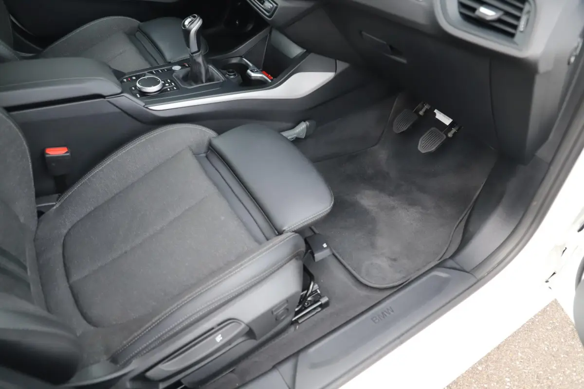 116i Lesauto ! Sportstoelen Navigatie LED Carplay Android Parkeersensoren Climate Cruise Control LMV