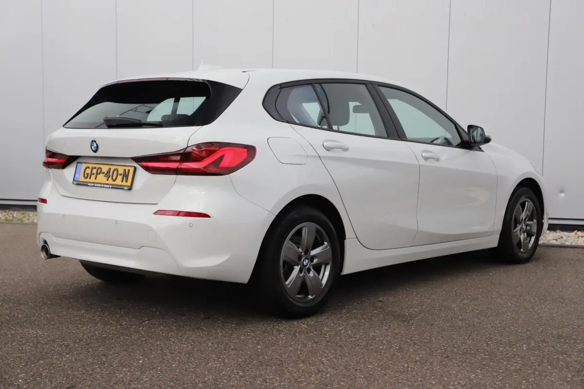 116i Lesauto ! Sportstoelen Navigatie LED Carplay Android Parkeersensoren Climate Cruise Control LMV