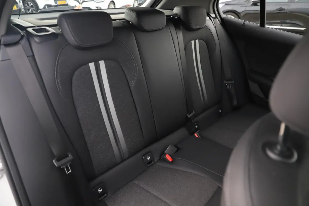 116i Lesauto ! Sportstoelen Navigatie LED Carplay Android Parkeersensoren Climate Cruise Control LMV