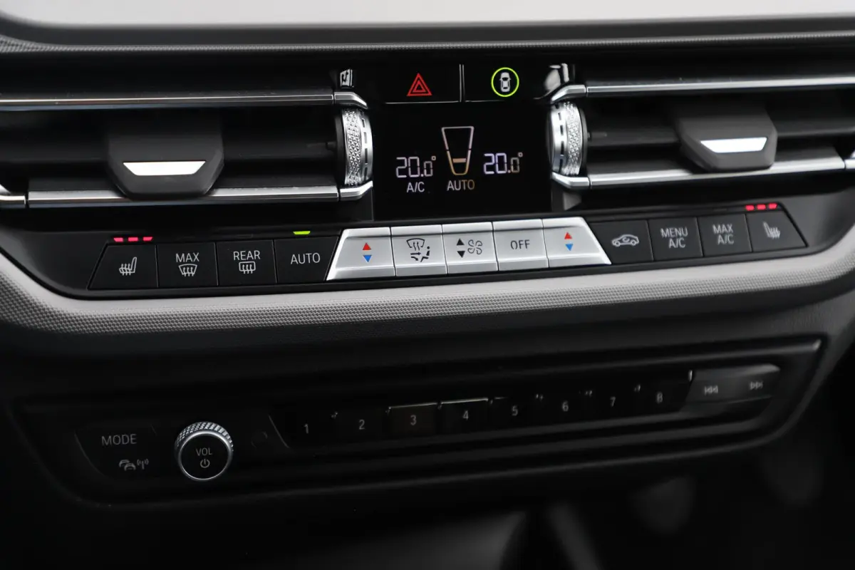 116i Lesauto ! Sportstoelen Navigatie LED Carplay Android Parkeersensoren Climate Cruise Control LMV