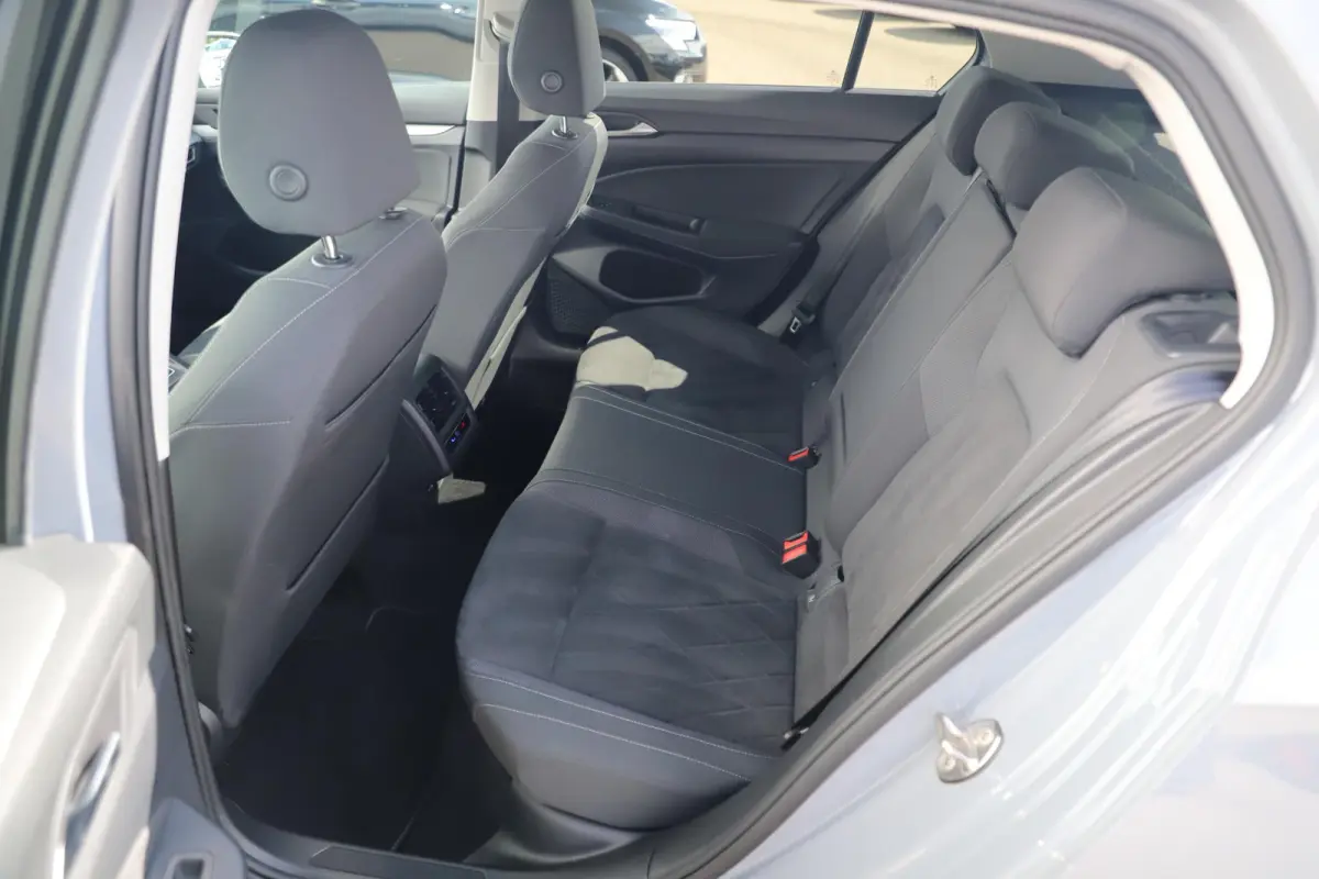 1.0 TSI Life Trekhaak LMV Sportstoelen LED Navigatie Achteruitrijcamera Carplay Android Sfeerverlichting ErgoComfort
