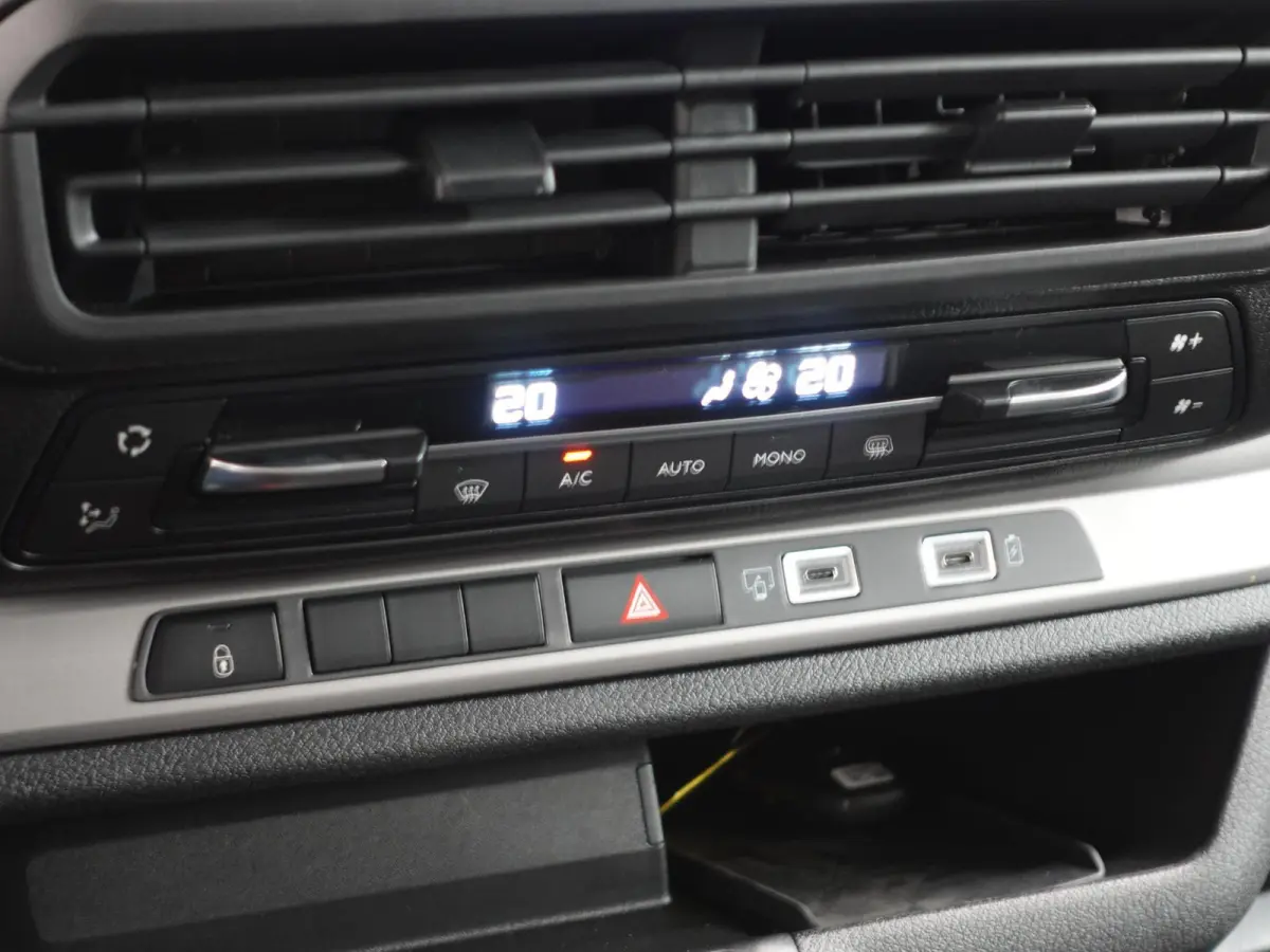 2.0 Diesel 180 S&S L3 Automaat Dubbele Cabine 2 schuifdeuren Apple CarPlay Navigatie Climate Control Camera Cruise Control Trekhaak lichtmetalen velgen