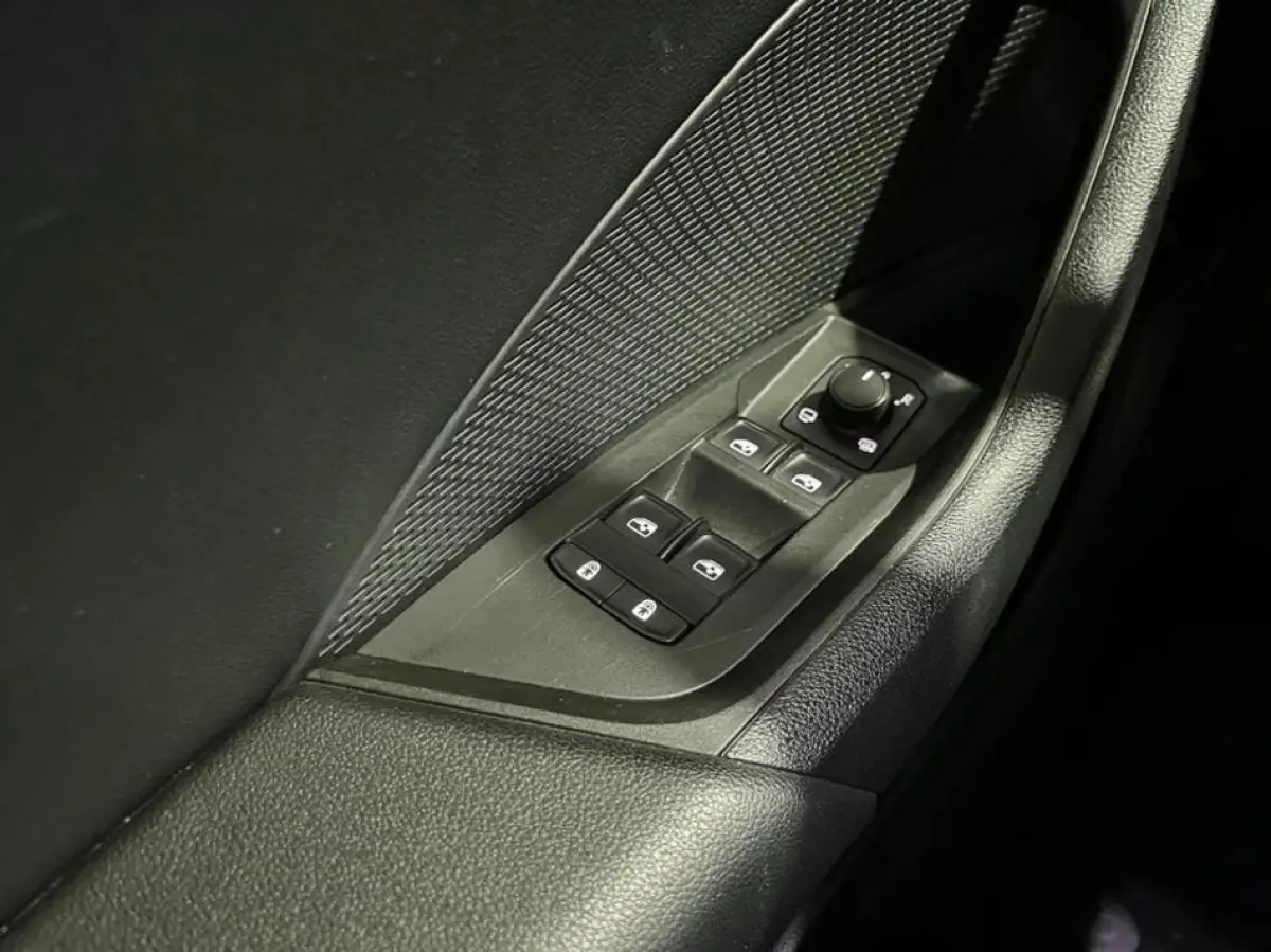 1.0 TSI Business Edition|Carplay|Clima|PDC!