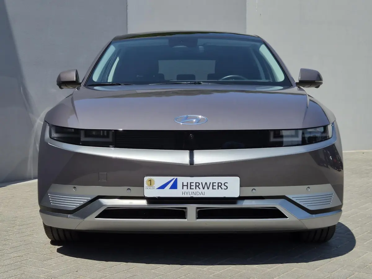 Lounge 73kWh / SOH 100% / SOLAR dak / Fabrieksgarantie tot 05-2027 / Dealer onderhouden / Head Up Display  / CCS snelladen / Warmtepomp / Trekgewicht 1600 kg / Stuur- Stoel & Achterbank verw