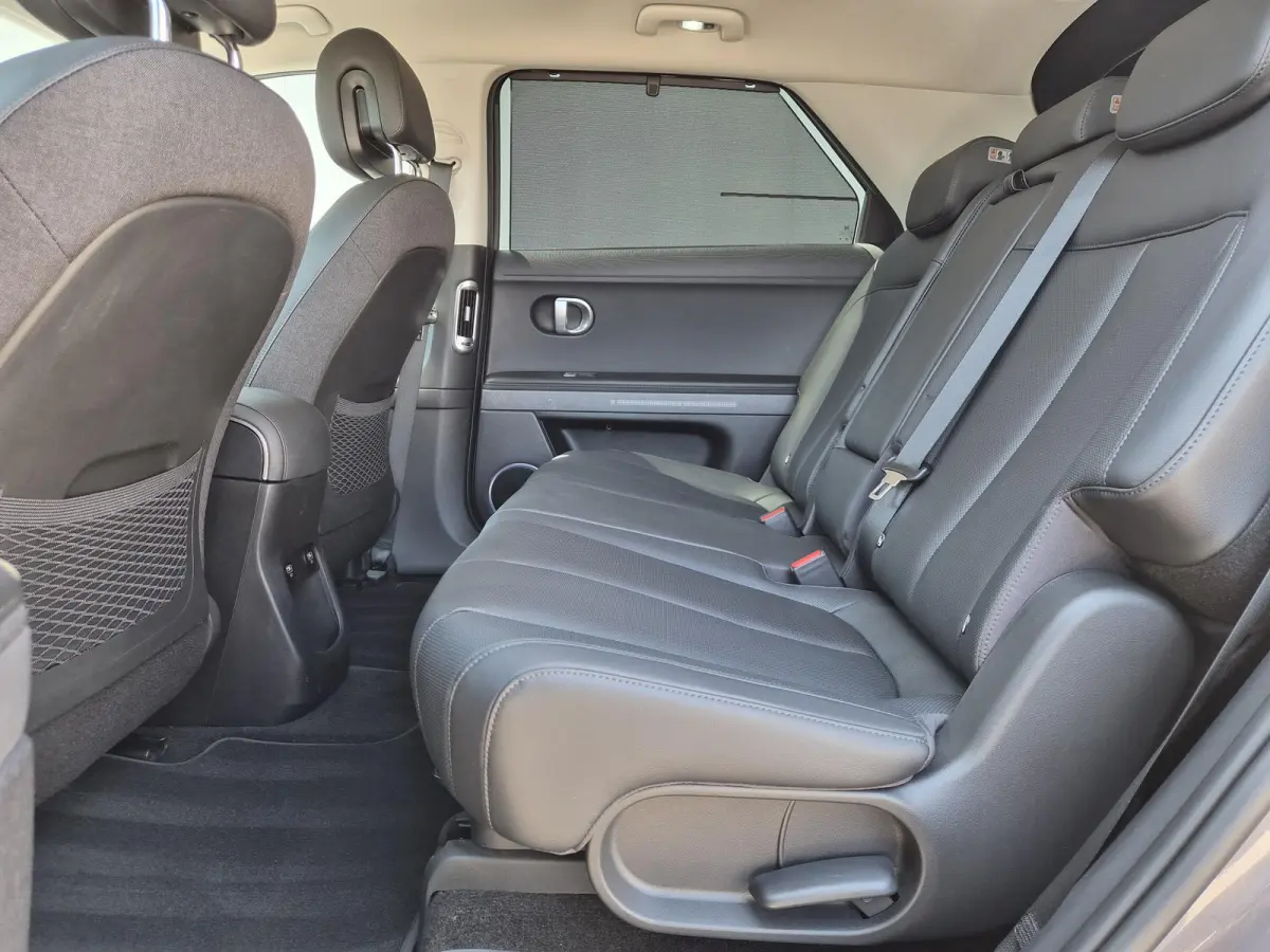 Lounge 73kWh / SOH 100% / SOLAR dak / Fabrieksgarantie tot 05-2027 / Dealer onderhouden / Head Up Display  / CCS snelladen / Warmtepomp / Trekgewicht 1600 kg / Stuur- Stoel & Achterbank verw
