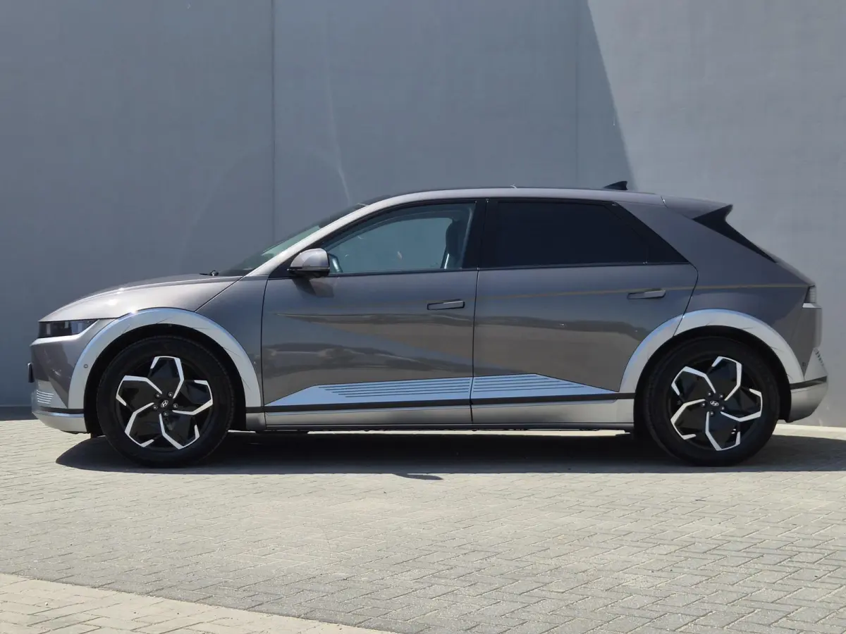 Lounge 73kWh / SOH 100% / SOLAR dak / Fabrieksgarantie tot 05-2027 / Dealer onderhouden / Head Up Display  / CCS snelladen / Warmtepomp / Trekgewicht 1600 kg / Stuur- Stoel & Achterbank verw