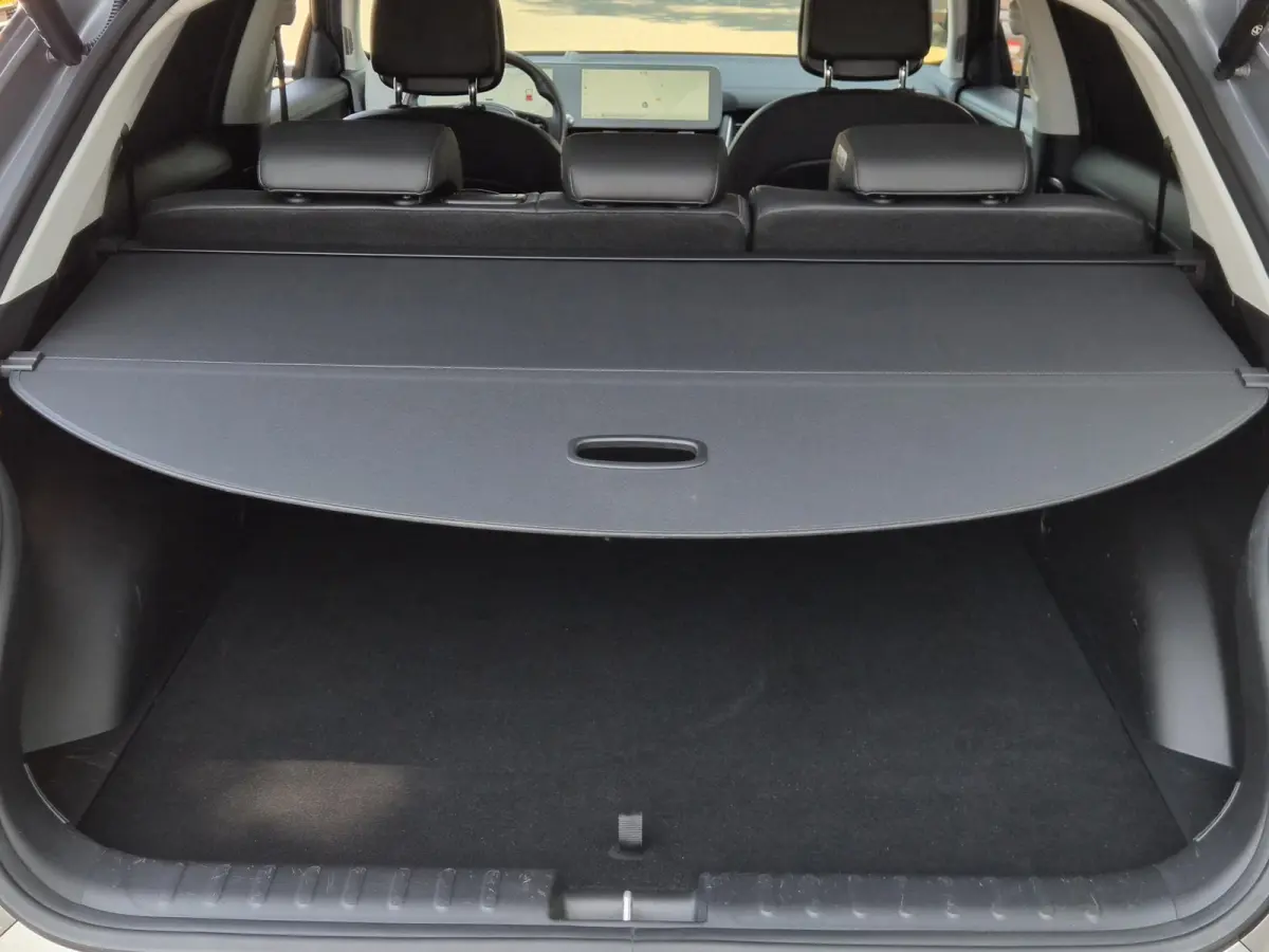 Lounge 73kWh / SOH 100% / SOLAR dak / Fabrieksgarantie tot 05-2027 / Dealer onderhouden / Head Up Display  / CCS snelladen / Warmtepomp / Trekgewicht 1600 kg / Stuur- Stoel & Achterbank verw