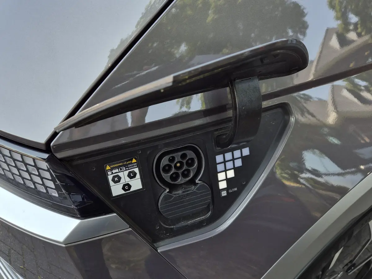 Lounge 73kWh / SOH 100% / SOLAR dak / Fabrieksgarantie tot 05-2027 / Dealer onderhouden / Head Up Display  / CCS snelladen / Warmtepomp / Trekgewicht 1600 kg / Stuur- Stoel & Achterbank verw