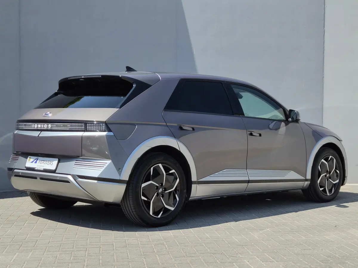 Lounge 73kWh / SOH 100% / SOLAR dak / Fabrieksgarantie tot 05-2027 / Dealer onderhouden / Head Up Display  / CCS snelladen / Warmtepomp / Trekgewicht 1600 kg / Stuur- Stoel & Achterbank verw
