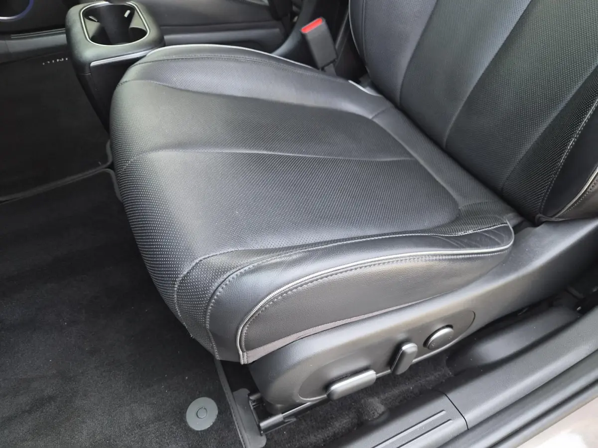 Lounge 73kWh / SOH 100% / SOLAR dak / Fabrieksgarantie tot 05-2027 / Dealer onderhouden / Head Up Display  / CCS snelladen / Warmtepomp / Trekgewicht 1600 kg / Stuur- Stoel & Achterbank verw