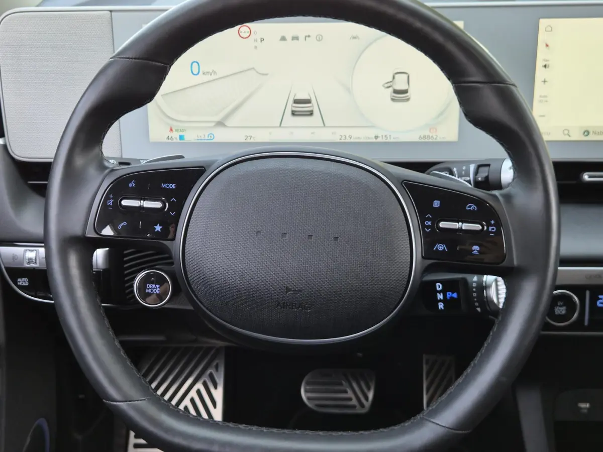 Lounge 73kWh / SOH 100% / SOLAR dak / Fabrieksgarantie tot 05-2027 / Dealer onderhouden / Head Up Display  / CCS snelladen / Warmtepomp / Trekgewicht 1600 kg / Stuur- Stoel & Achterbank verw